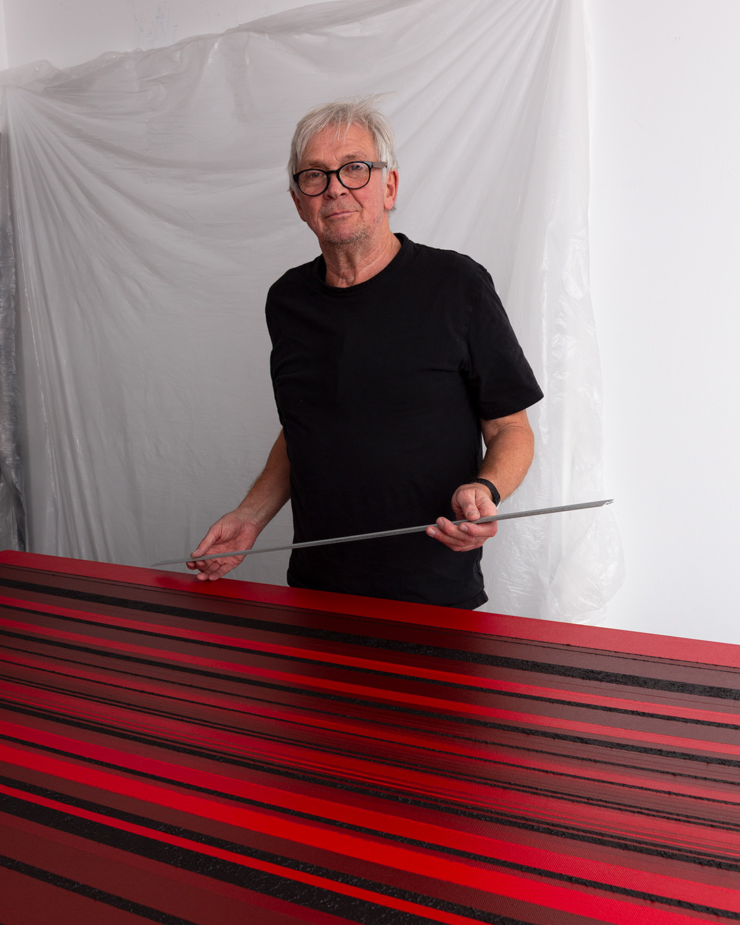 Der Maler Klaus Hoffmann in seinem Atelier