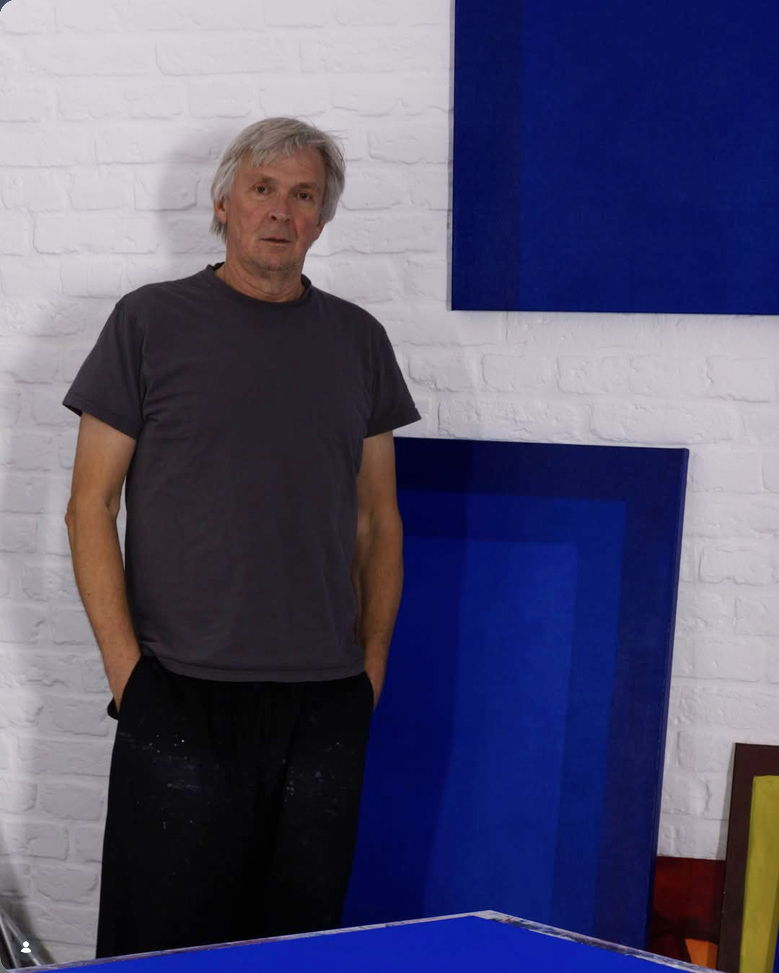 Der Maler Klaus Hoffmann in seinem Atelier
